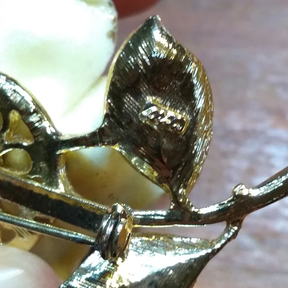 Vintage Coro Yellow Rose Brooch with Gold Highlights, Floral, Granny, Re… - Picture 6 of 7